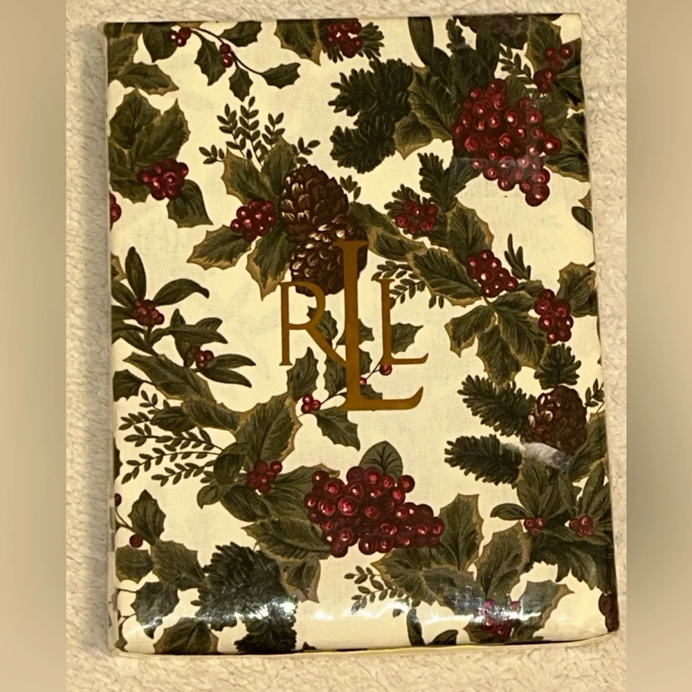 Ralph Lauren BIRCHMONT Ivory Oblong Holly Berries Pinecones Tablecloth